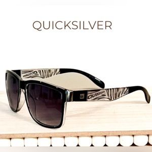 Brand New Pair Of Mens QUICKSILVER Brand
Black & White Wayfarer Style Sunglasses